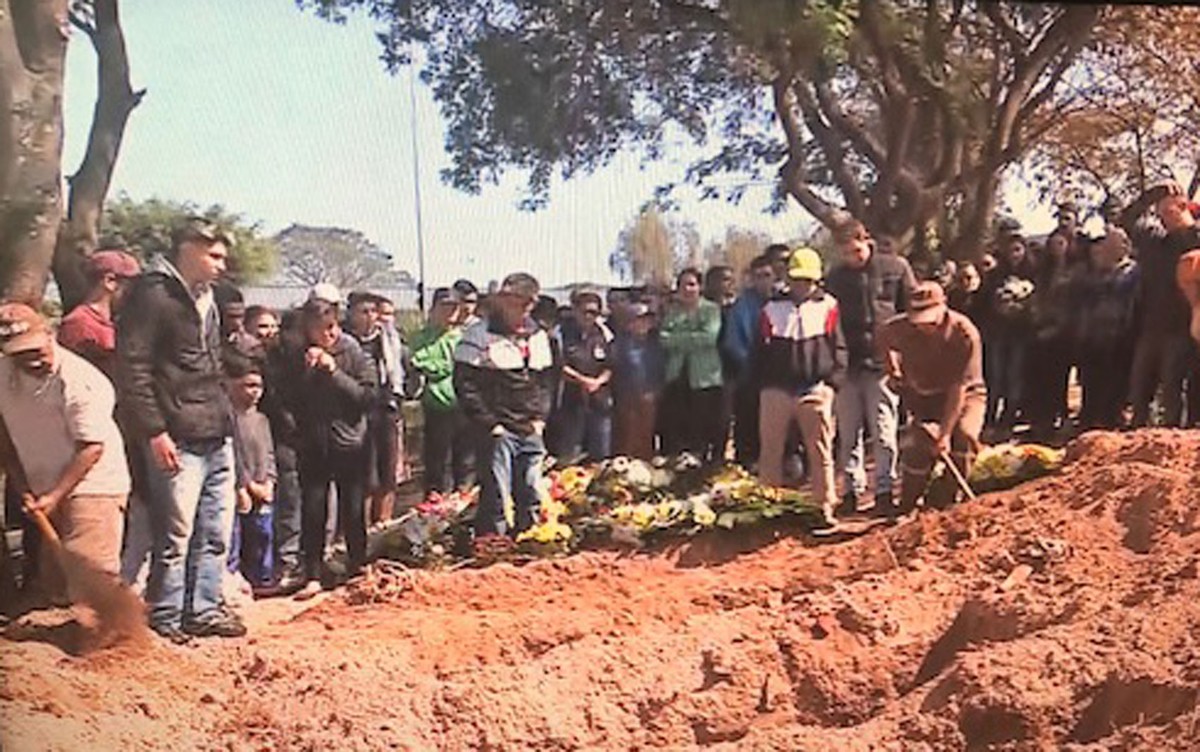 Famílias enterram 5 jovens mortos após carro bater em caminhão em