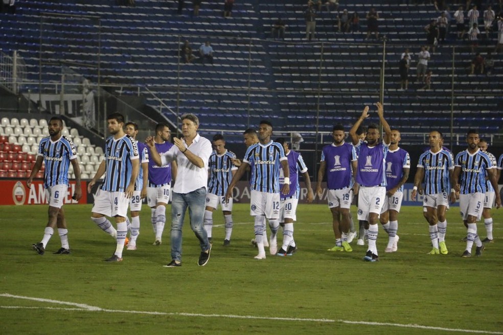 Grupo do Grêmio agradece apoio da torcida no Defensores del Chaco — Foto: Eduardo Moura / GloboEsporte.com