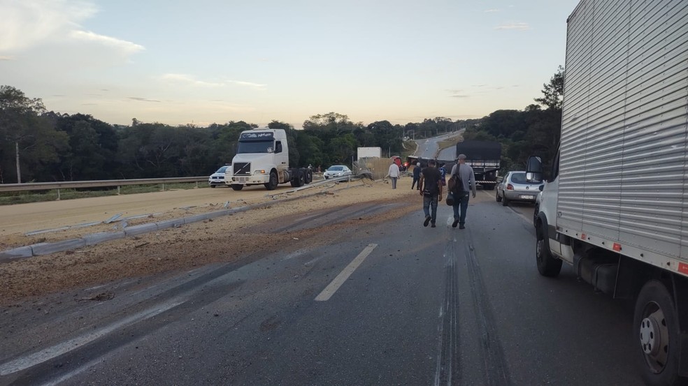 Carreta tomba e interdita rodovia em Itapetininga — Foto: Arquivo pessoal