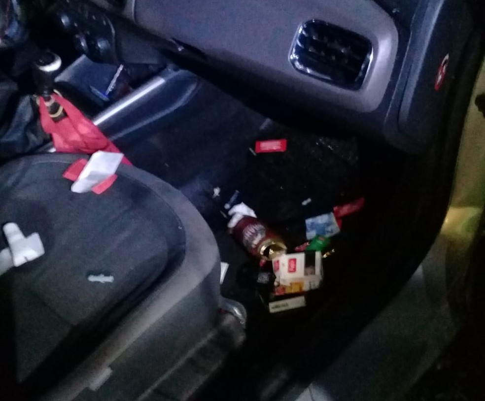 Latas de cerveja foram encontradas no carro do motorista que estava na contramão na SP-264, em Salto de Pirapora — Foto: Arquivo Pessoal