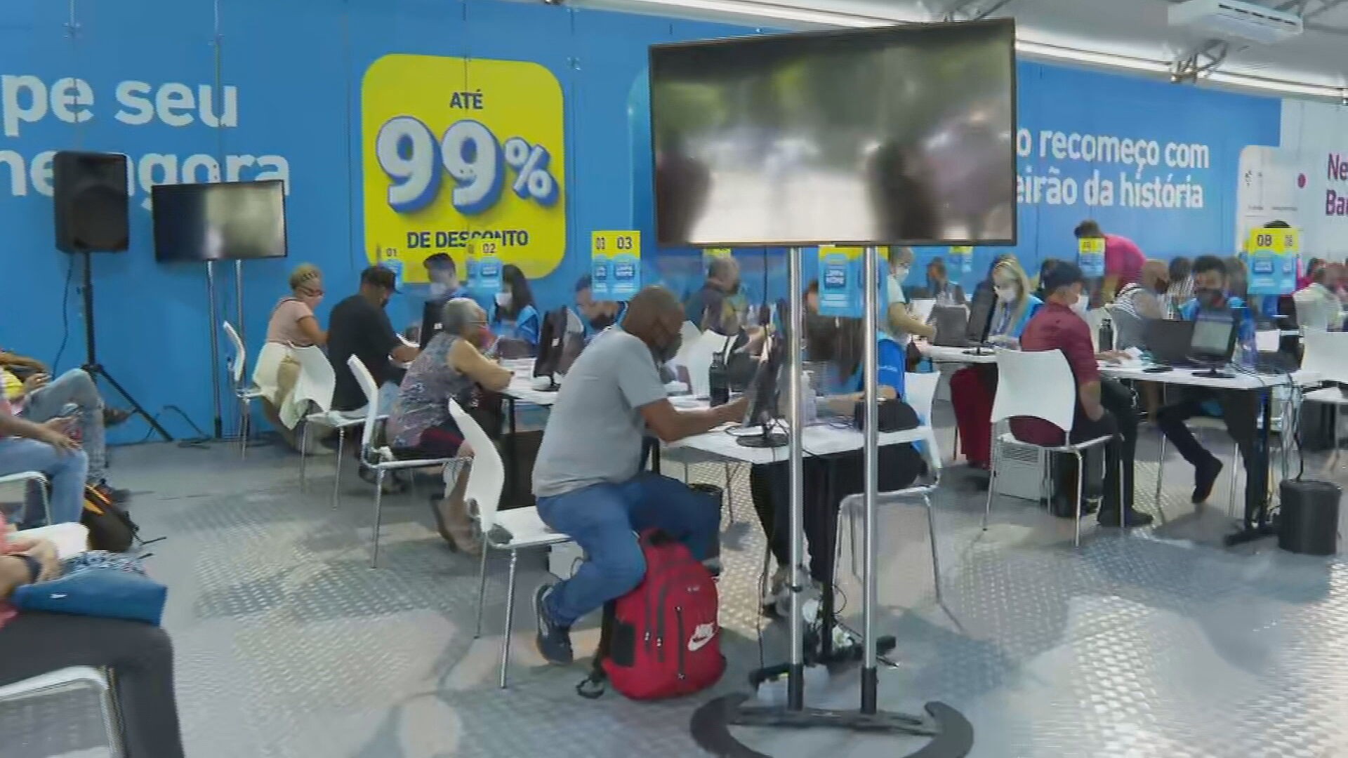 Endividados e inadimplentes encaram filas e calor neste sábado para limpar nomes em feirão emergencial em SP