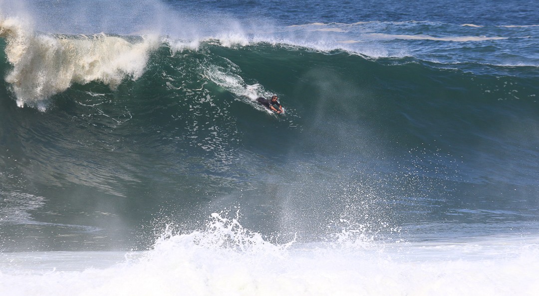 A foto principal é a do surfista Daniel Rodrigues, na crista da maior onda do dia, surfada na parte do Meio para o Costão de Itacoatiara — Foto: Divulgação