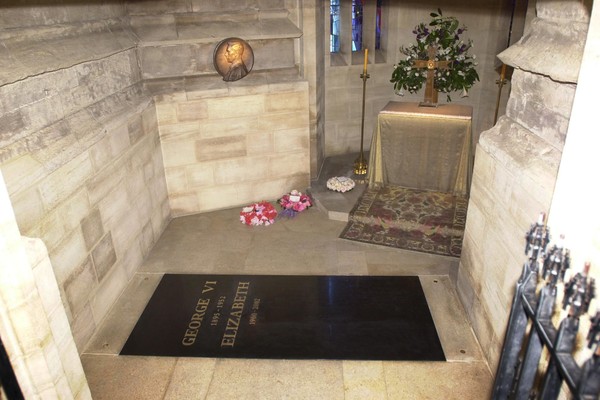 O Mausoléu Rei George VI, na Capela de St. George, no Castelo de Windsor, onde estão os restos mortais do Rei George VI (1895-1952), da Rainha Elizabeth (1900-2002) e da Princesa Margaret (1930-2002) (Foto: Getty Images)
