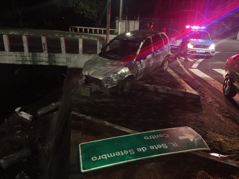 Condutor dorme ao volante, bate em poste e quase cai em córrego — Foto: Reprodução/Guarda Municipal de Americana 