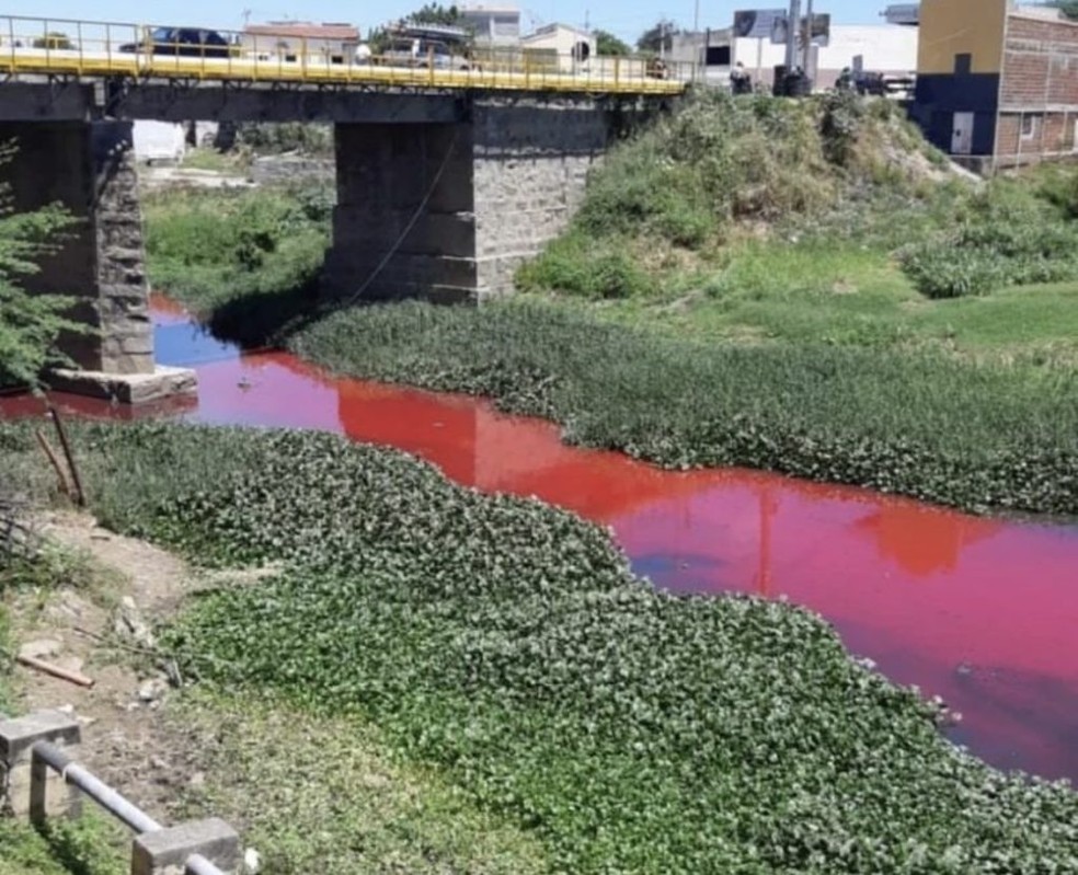 Rio Barra Nova, em Caicó, apresentou água com tonalidade avermelhada neste sábado — Foto: Sidney Silva/Cedida