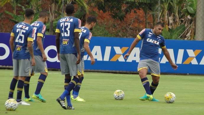 Cruzeiro segue para jogo de sábado no Paraná com escalação indefinida