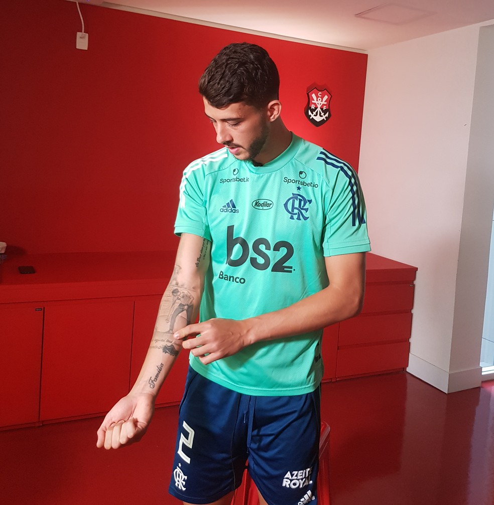 Gustavo Henrique e sua tatuagem em homenagem ao filho — Foto: Fred Huber