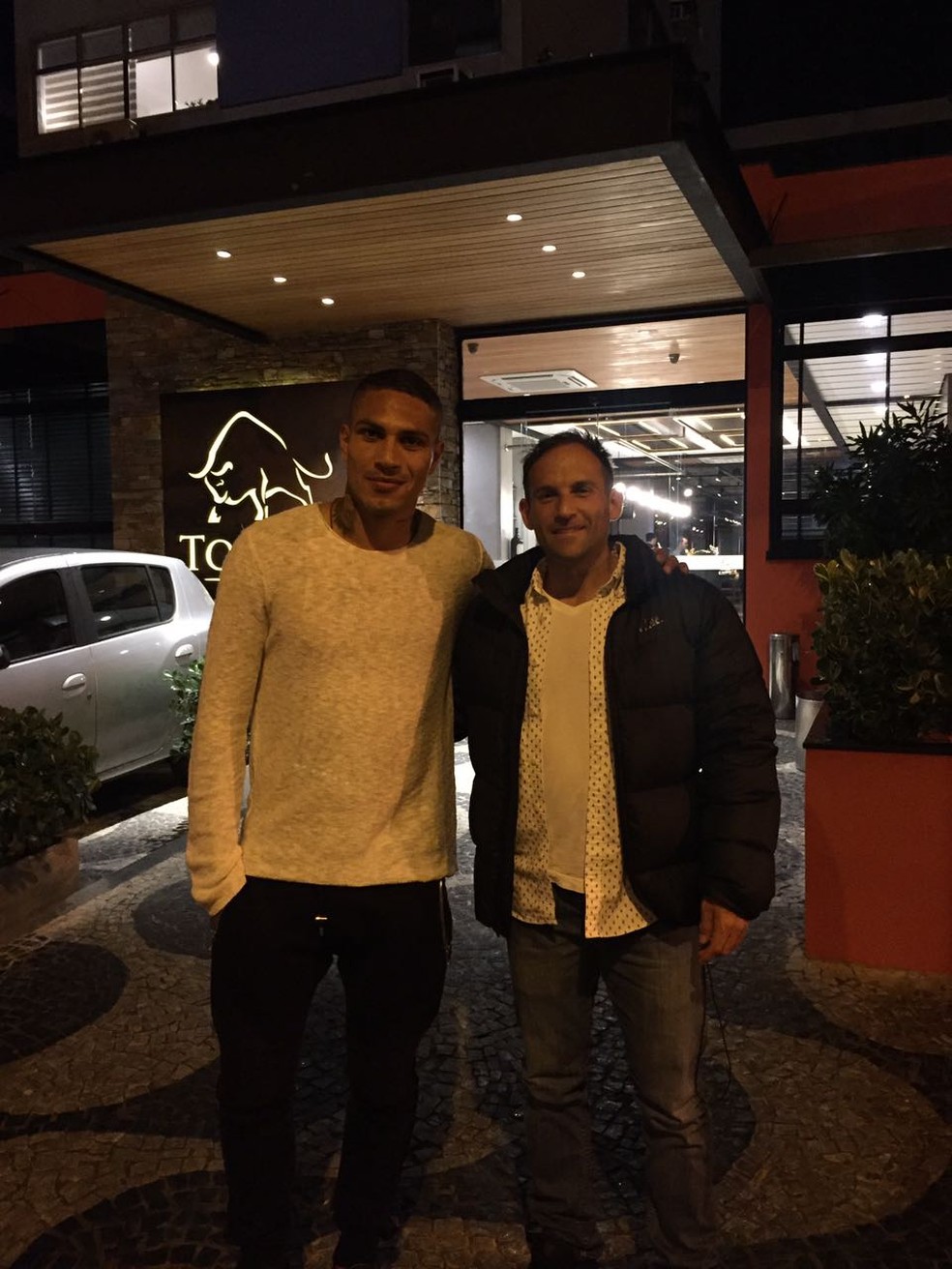 Guerrero e o médico peruano: amigo acompanha atacante na seleção do Peru (Foto: Arquivo pessoal)