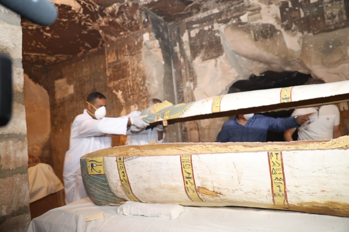 Tumbas descobertas por franceses abertas em coletiva de imprensa (Foto: Egyptian Ministry of Antiquities)