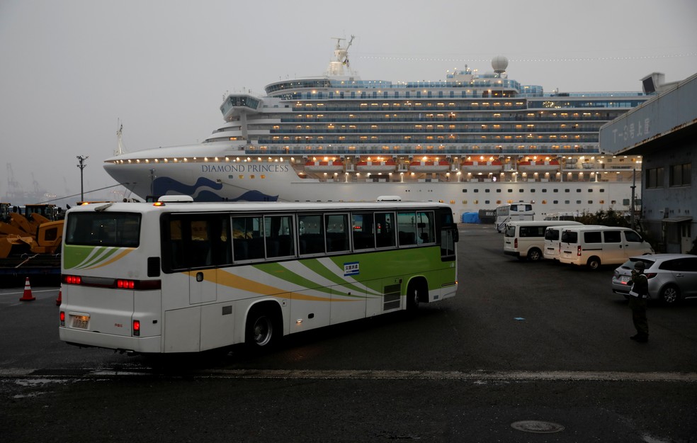 Ônibus perto do Princess Diamond, o cruzeiro que está em quarentena no Japão, em 16 de fevereiro de 2020 — Foto: Issei Kato/Reuters