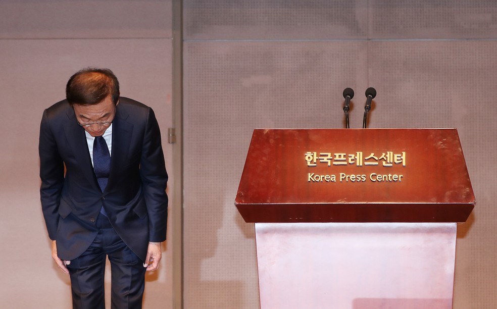Kim Ki-nam, copresidente do grupo Samsung pediu 'sinceras desculpas" aos funcionários — Foto: Reuters