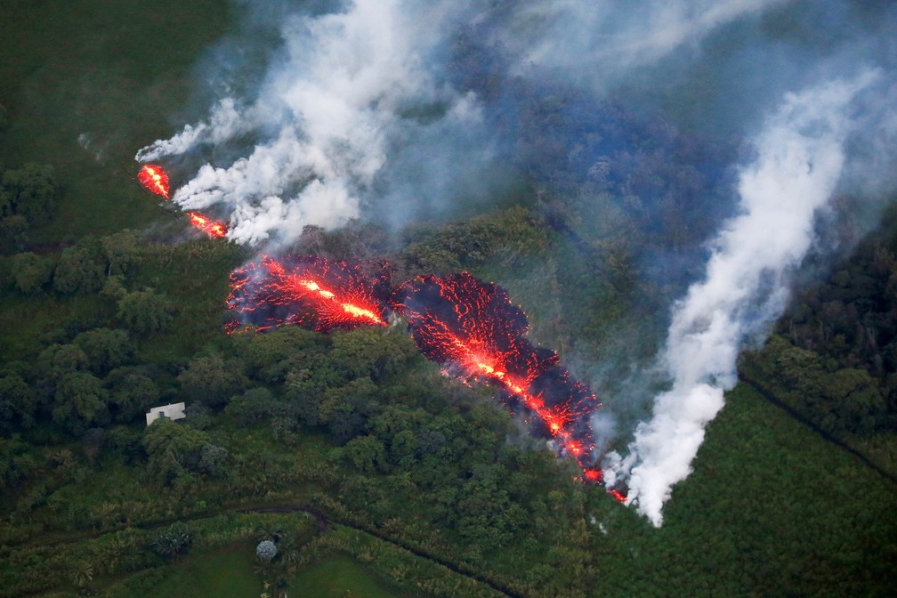14 de maio â Lava abre uma fenda em meio Ã  vegetaÃ§Ã£o durante erupÃ§Ã£o do vulcÃ£o Kilauea, no HavaÃ­ â Foto: Terray Sylvester/Reuters