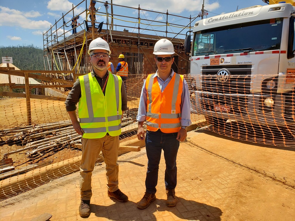Obras das primeiras casas em Bento Rodrigues comeÃ§aram em julho, segundo Alfredo Zanon (Ã  esquerda) e Emerson Viana (Ã  direita) â€” Foto: PatrÃ­cia FiÃºza / G1