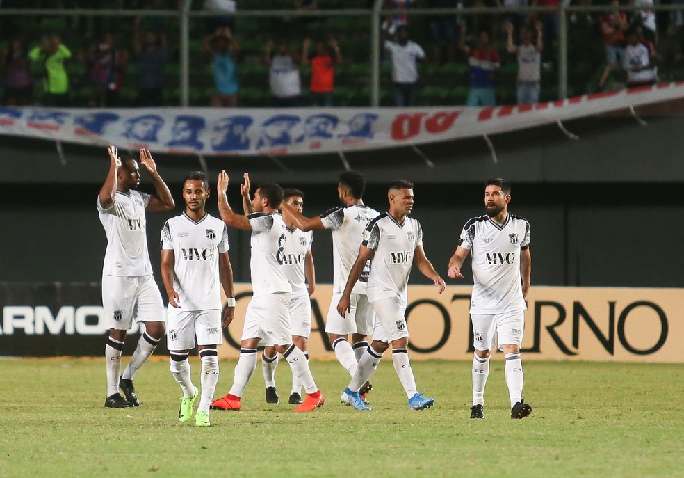 Ceará comemora a vitória em Salvador — Foto: TIAGO CALDAS/FOTOARENA/FOTOARENA/ESTADÃO CONTEÚDO
