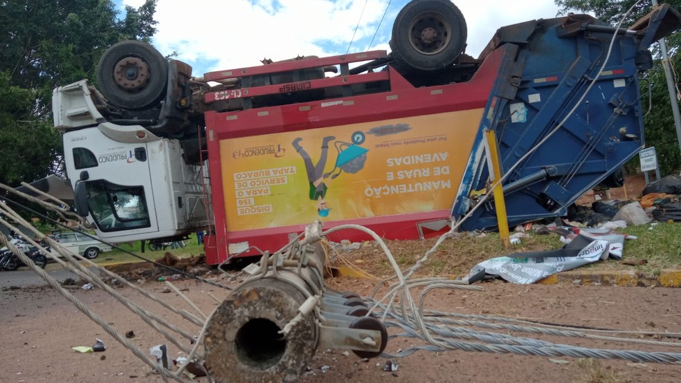 Caminhão da Prudenco tombou na Rua Abílio Nascimento com a Avenida Juscelino Kubitschek — Foto: João Martins/TV Fronteira