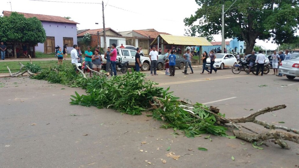 Manifestantes querem término das obras (Foto: Lidson Almeida/Rede Amazônica Acre)