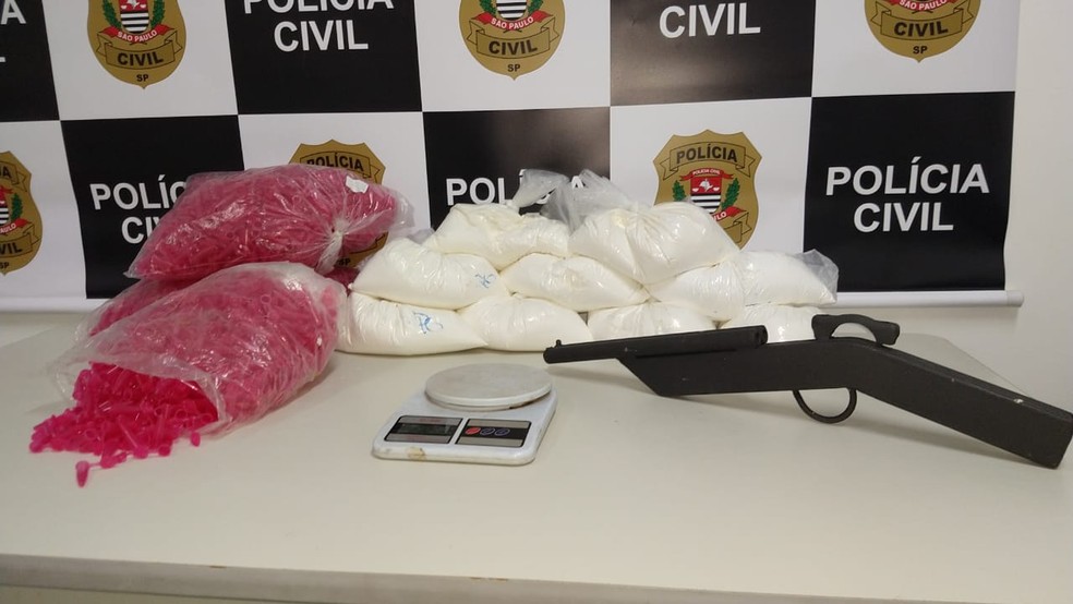 No local, foram apreendidos mais de oito quilos de coca&iacute;na &mdash; Foto: Divulga&ccedil;&atilde;o/Pol&iacute;cia Civil