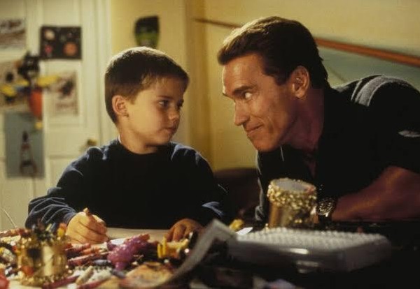Jake Lloyd com Arnold Schwarzenegger em cena de Um Herói de Brinquedo (1996) (Foto: Reprodução)