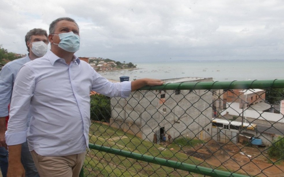Governador Rui Costa fez o an&uacute;ncio durante entrega de obra no bairro de Praia Grande, em Salvador &mdash; Foto: Divulga&ccedil;&atilde;o/Secom