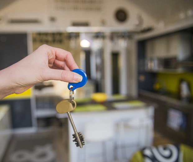 Apartment key in woman hand in closeup view as house rental concept, holding house keys of her new house, real estate and relocation concept (Foto: Getty Images)