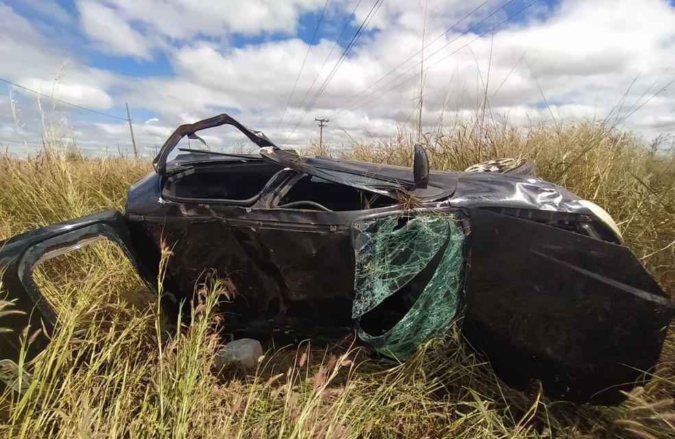 Carro capota ap&oacute;s desviar de caminhonete que for&ccedil;ou ultrapassagem contr&aacute;ria na BR-242 &mdash; Foto: Blogbraga/Rep&oacute;rter Marlon