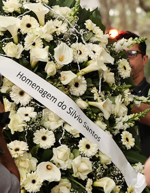 Silvio Santos enviou coroa de flores para velório de Jô Soares (Foto: Manu Scarpa/Brazil News)
