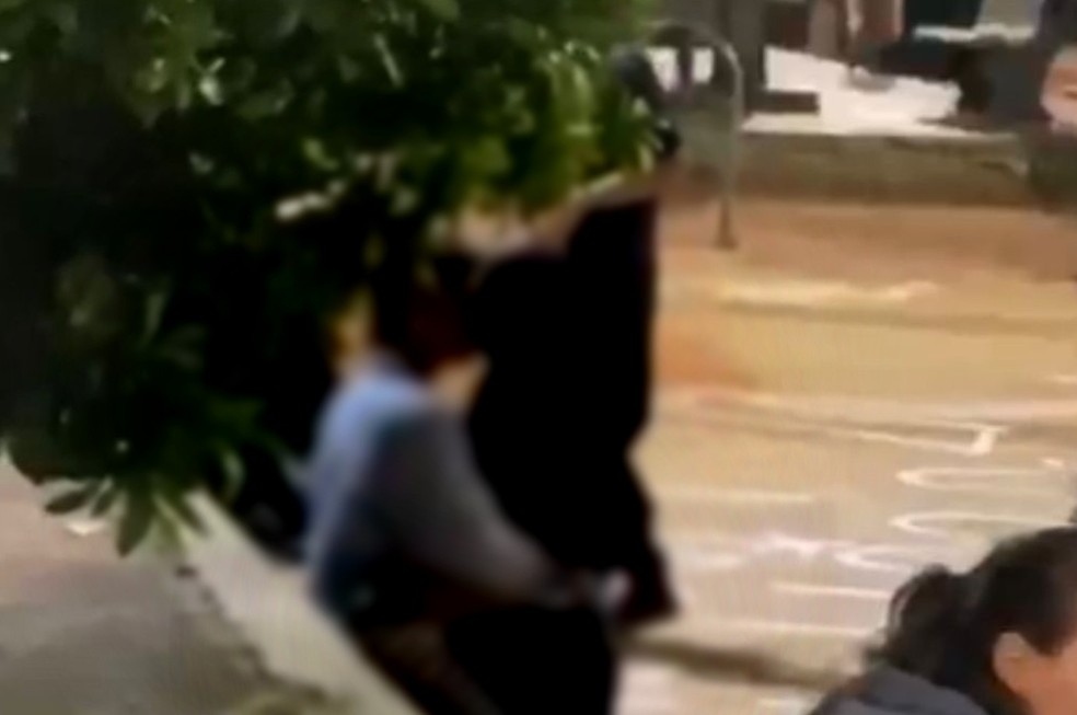 Motorista flagra casal fazendo sexo oral em praça pública no piauí video