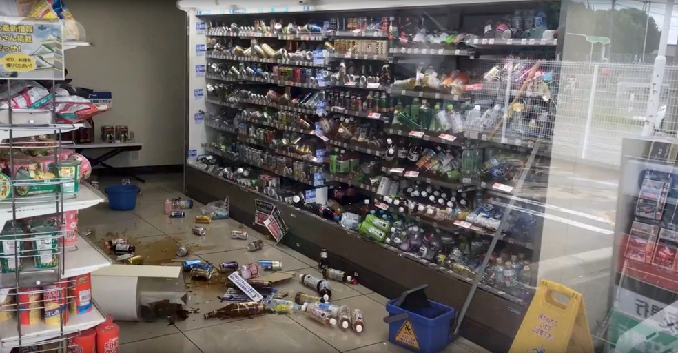 Garrafas quebradas no chão de mercado após terremoto em Osaka (Foto: Twitter/@tw_hds/via Reuters)
