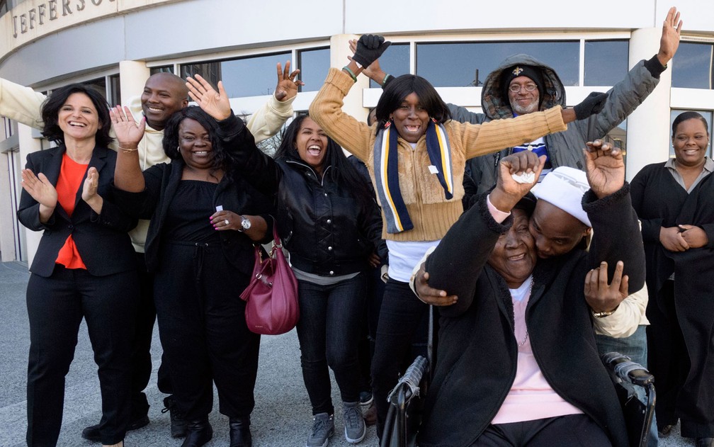 Familiares de Malcolm Alexander comemoram o anúncio de sua libertação, em Nova Orleans, Louisiana, na terça-feira (30) (Foto: Matthew Hinton /The Advocate via AP)