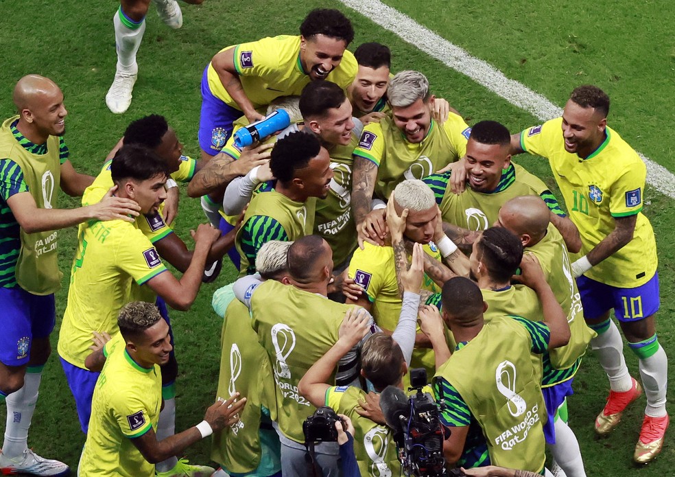 Richarlison comemora o gol com os jogadores da Sele&ccedil;&atilde;o em Brasil x S&eacute;rvia &mdash; Foto: REUTERS/Peter Cziborra