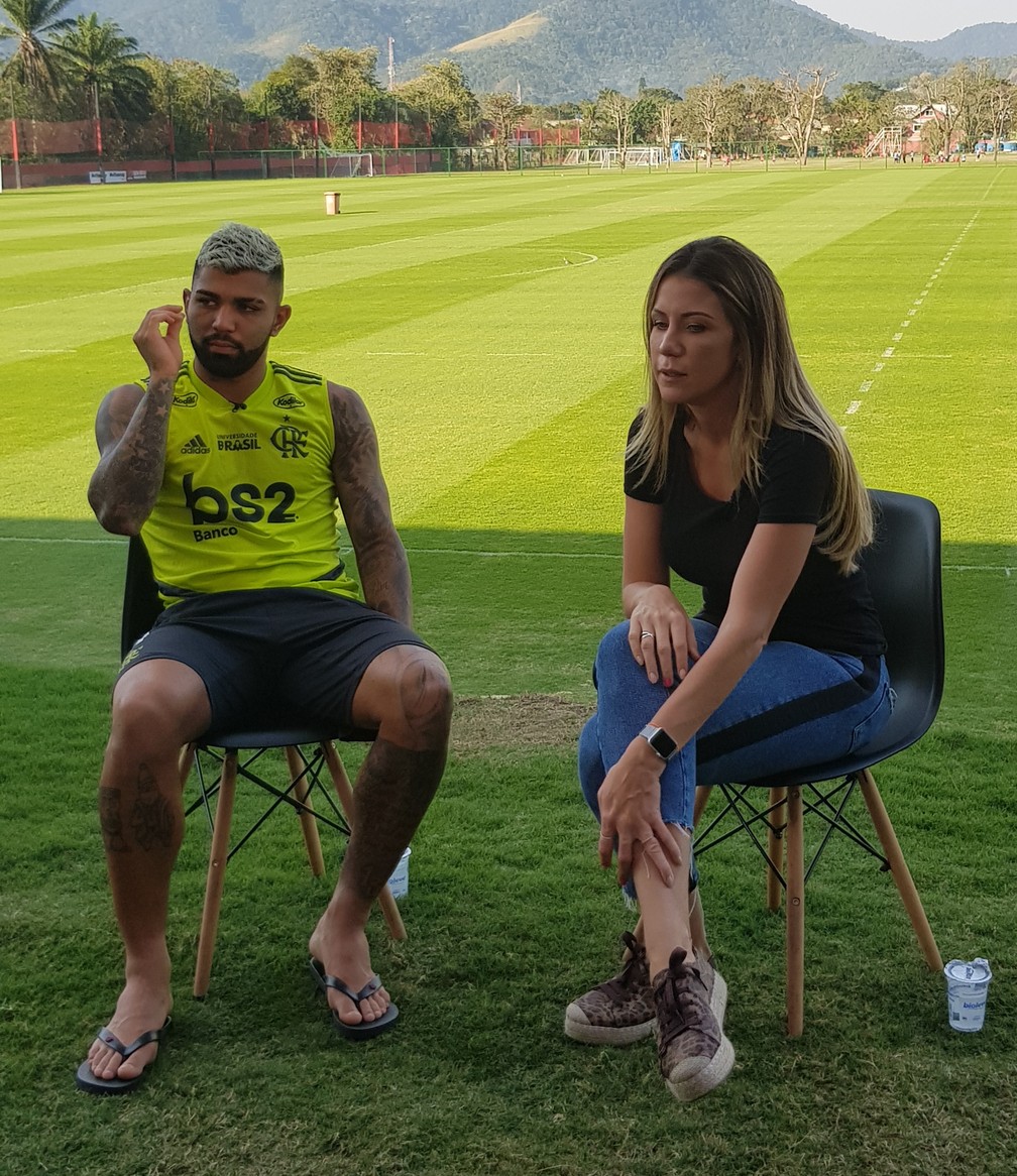 Gabigol é entrevistado por Bárbara Coelho para o Esporte Espetacular — Foto: Fred Huber