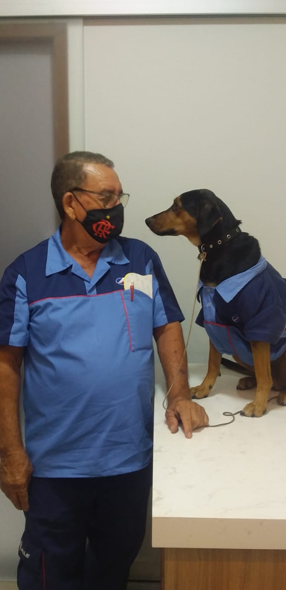 Seu Antônio e Ulisses são inseparáveis no posto de combustível em Barra do Garças — Foto: Reprodução