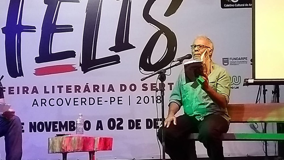 Livro 'Pedro Jeremias' � a obra mais recente de Efig�nio Moura e foi lan�ado em v�rios munic�pios, como em Arcoverde, em Pernambuco � Foto: Efig�nio Moura/Arquivo pessoal