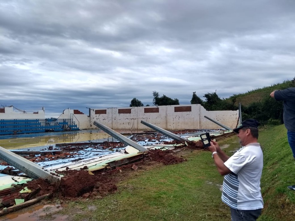 Ginásio desabou em Paraíso, SC. — Foto: Ricardo de Souza/ Portal Peperi