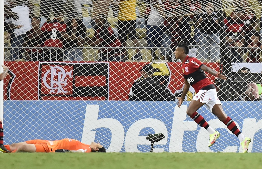 Bruno Henrique comemora em Flamengo x Corinthians — Foto: André Durão