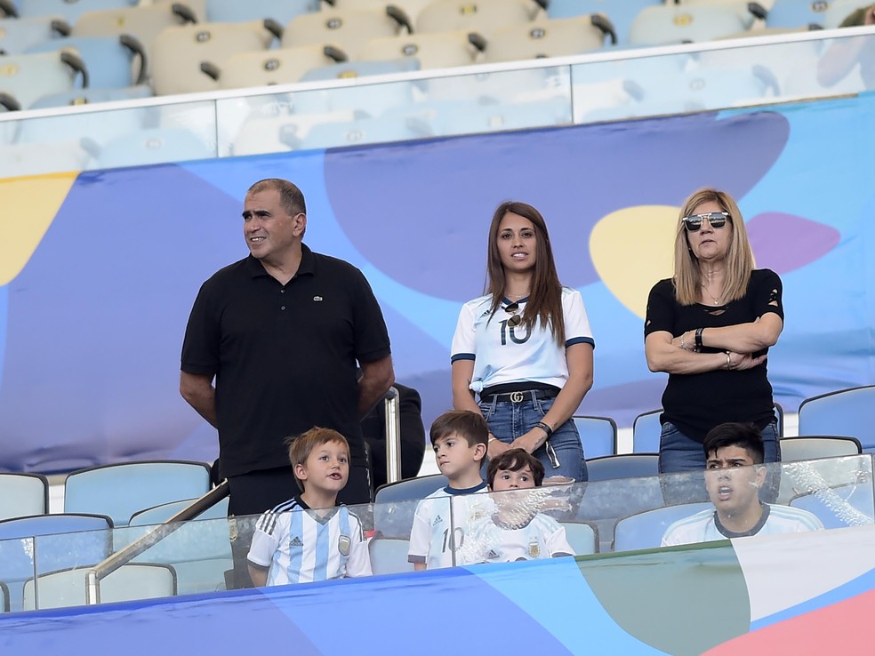 Antonella Rocuzzo, esposa de Messi, e dois dois filhos do craque (Thiago e Mateo) viram o jogo em um camarote — Foto: André Durão