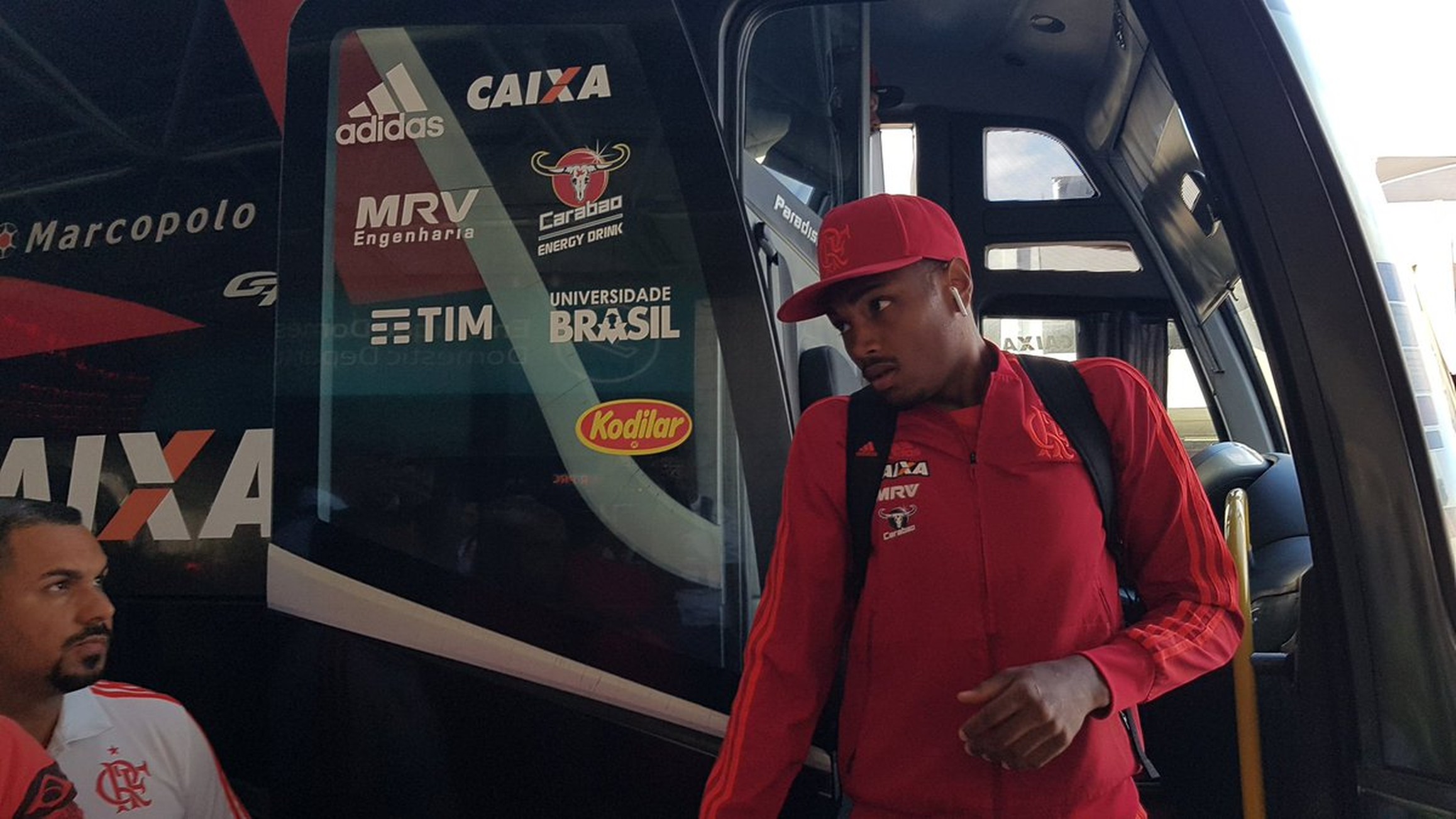 Flamengo embarca para Porto Alegre com segurança reforçada