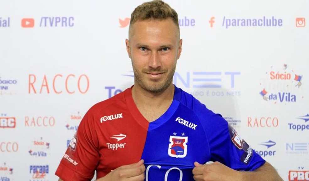 Alemão posa com a camisa do Paraná Clube — Foto: Site oficial do Paraná Clube/Divulgação
