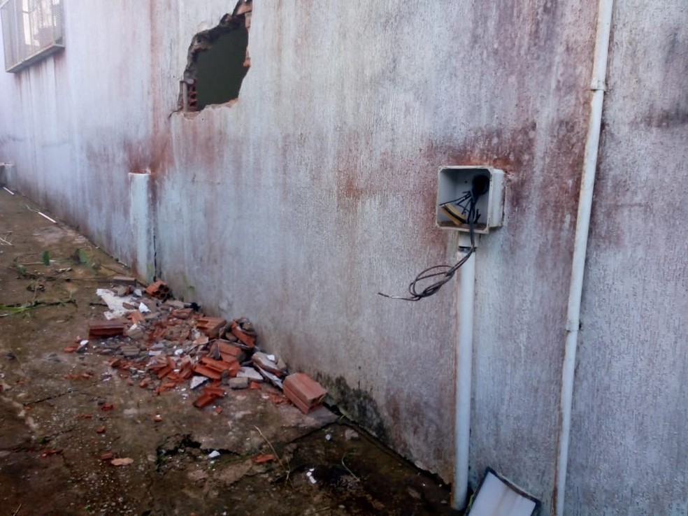 Suspeitos entraram pela parte de trÃ¡s do banco, na madrugada deste domingo (17) â Foto: DivulgaÃ§Ã£o/PolÃ­cia Militar do Acre
