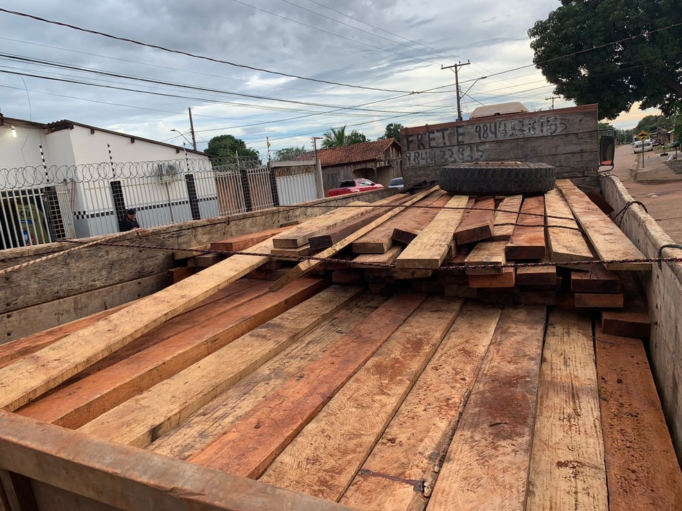 Caminhão apreendido pela polícia ao transportar mais de 200 madeiras sem nota fiscal — Foto: Polícia Civil