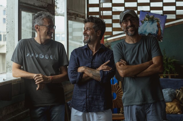 Carlos López, Bruno Gagliasso e Vicente Amorim em 'Santo' (Foto: Manolo Pavón/Netflix)