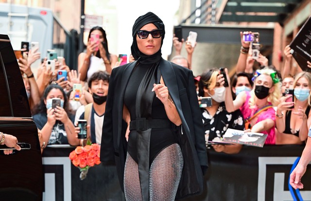 Lady Gaga fotografada por fãs em New York City com look e turbante pretos, meias prateadas e óculos de sol -  Foto RCF/MEGA/GC Images