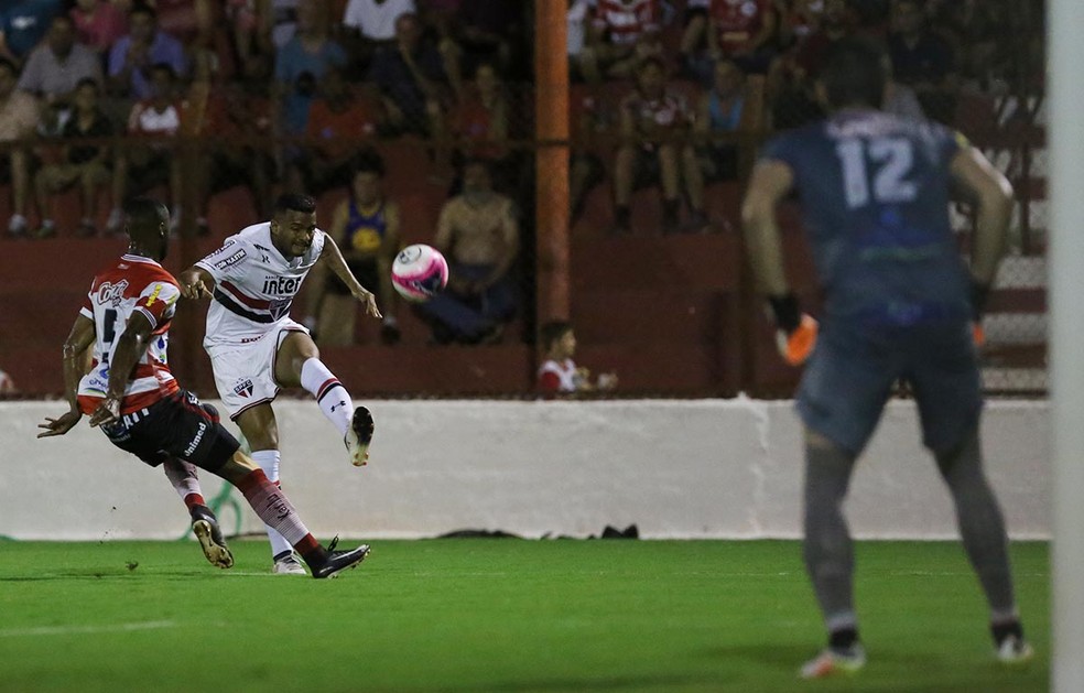 Reinaldo fez gol pelo São Paulo contra o Linense, mas sentiu lesão na coxa esquerda na sequência (Foto: Rubens Chiri / saopaulofc.net)