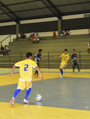 Constelação vemce Independente na estreia do Roraimense de Futsal Sub-20  (Foto: Rodrigo Litaiff)