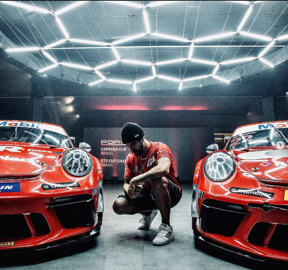 Caio Castro e os carros de corrida  — Foto: Reprodução