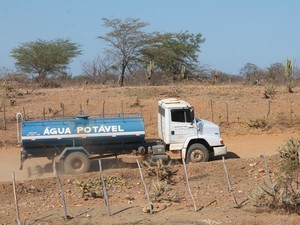 Água de carro-pipa é comprada entre R$ 130 a R$ 150 (Foto: Taisa Alencar / G1)