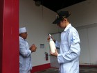 Empresários são presos por suspeita de colocar soda cáustica em leite
