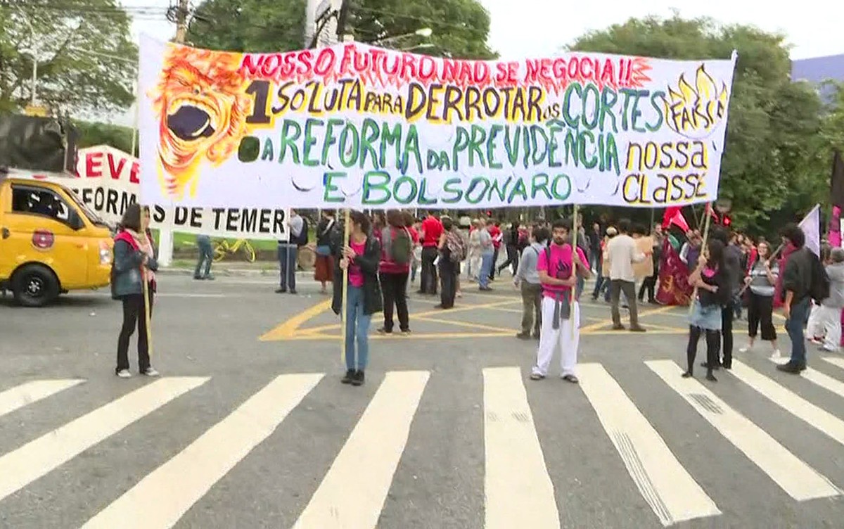 Cidades brasileiras têm atos contra bloqueios na educação
