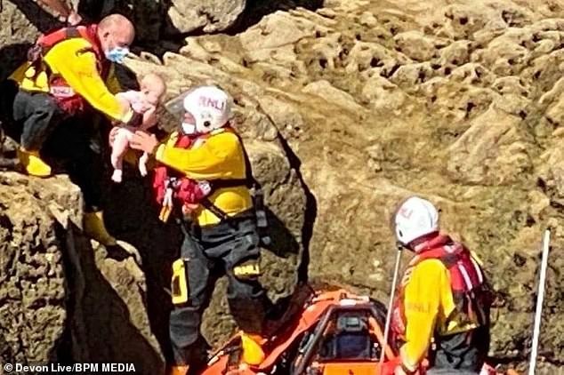 Bebê é resgatado em costa de Devon, Inglaterra (Foto: Devon Live/BPM MEDIA/ Reprodução Daily Mail )