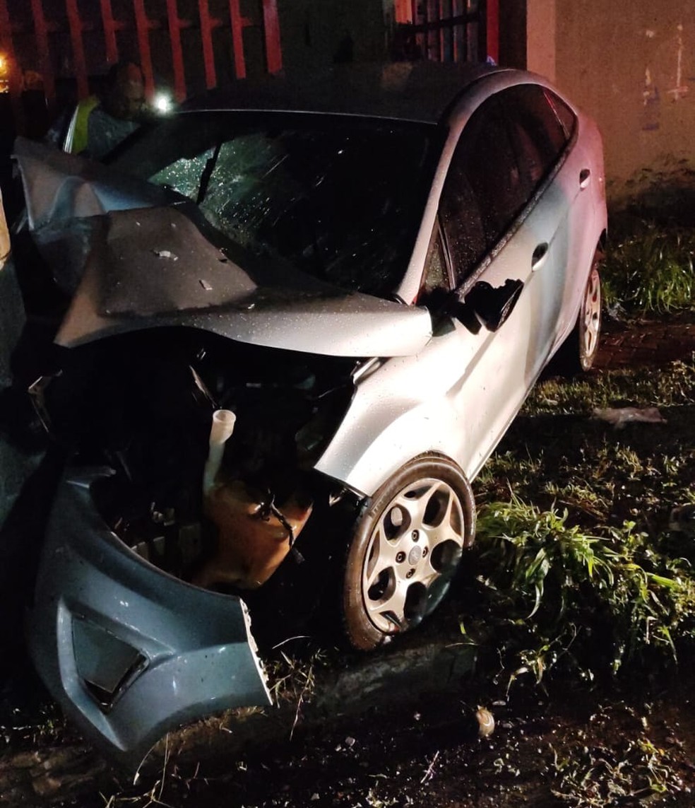 Carro em que jovem estava bateu em poste — Foto: Divulgação